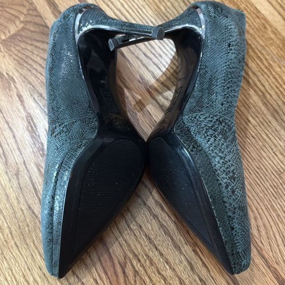 Like new DKNY green snakeskin Suede Heels Classic Pumps 3.5 inch sz 9 - Picture 3 of 3